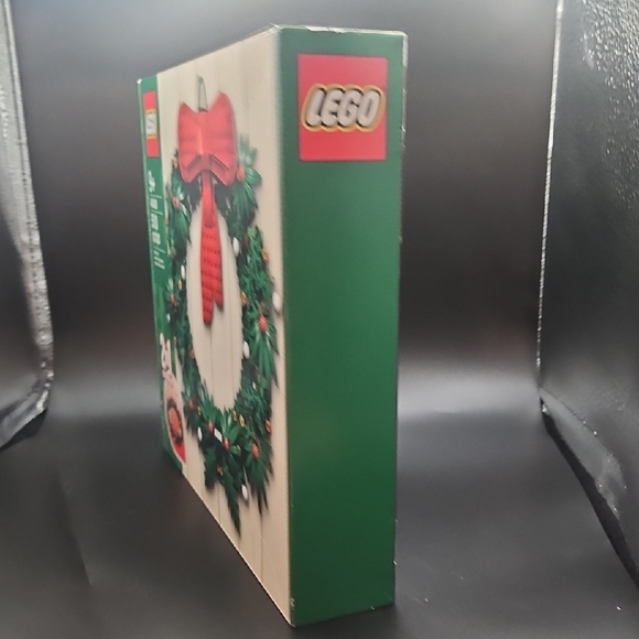 LEGO Festive Green and Red Wreath Set - Picture 5 of 7